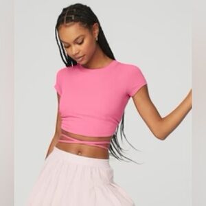 ALO Yoga Ribbed Manifest Short Sleeve
Color: Pink Fuchsia size L